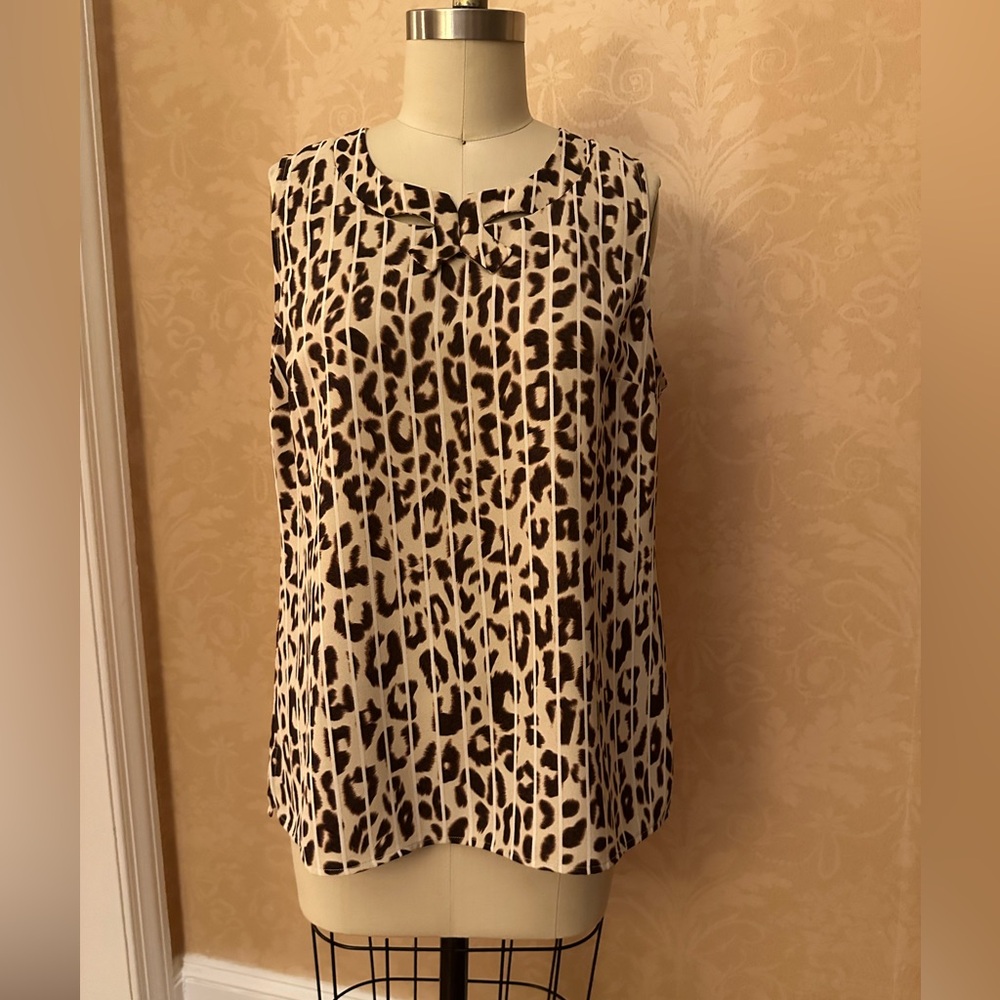 Beautiful leopard shell with stripe foreground and bow cut-out at front. Nice.